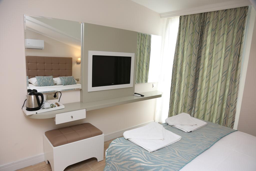 Doppel-/Zweibettzimmer mit seitlichem Meerblick